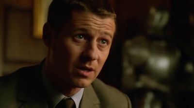 His beacon's coming from that temple.
Let's move. - Gotham