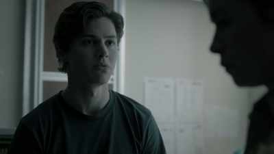 - His hair was
covering his eyes, - Eyewitness