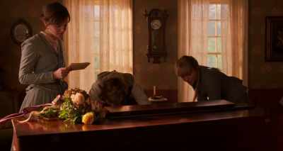 - His handwriting is beautiful.
- It's got a little drawer here. - Little Women
