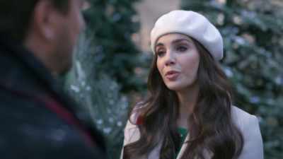 Hm, all right, let's do a quick
overview of Christmas tree 101. - Christmas Keepsake