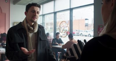 - Hm.
- I'm Elliott, by the way. - If I Go Missing