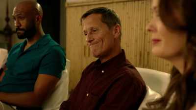 - Hmm, hmm. Bueno, definitivamente algo - Couples Retreat Murder