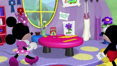 Hmm, let's see. I want my crown
to have triangles on it. - Mickey Mouse Clubhouse