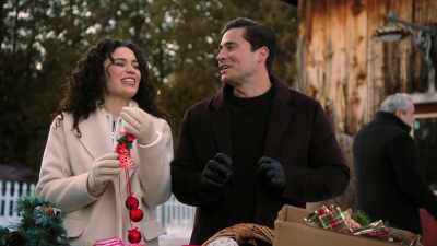 - Hmm? Uh, 3:00 P.M.
Uh... Yeah! Uh, perfect. - Planes, Trains, and Christmas Trees
