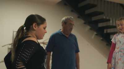 Hola, mamá.
- Mali, qué guapa estás. - The Tattooist’s Son: Journey to Auschwitz