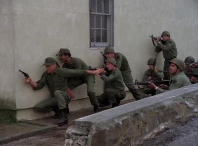 Hold your fire.
They've got Corporal Brown. - The A-Team