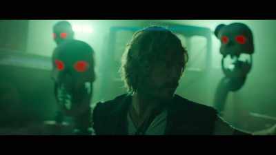 Hold… hold up. Hold on, quiet. - The Electric State