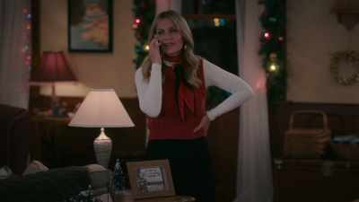 Hold... hold on, let me call
you back from a landline. - Home Sweet Christmas