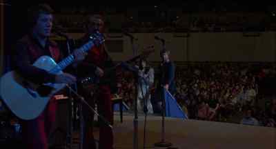 Hold it, boys.
Hold it. - Coal Miner's Daughter