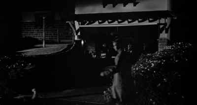 Hold it, boys. - The Killer Is Loose