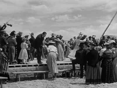 Hold it, folks! Dad-blast it, hold it! - My Darling Clementine