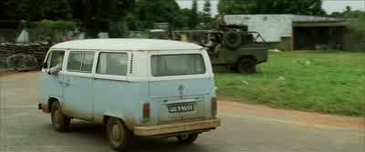 - Hold it right there. - Blood Diamond