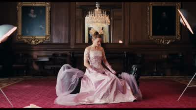 Hold it. - Phantom Thread