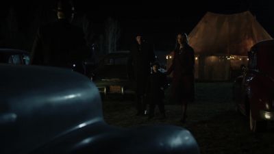 Hold it. - 12 Monkeys