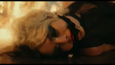 - - Hold it there. - Cruella