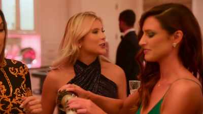 Hold on. Alexandra, here.
I need to give her her champagne, here. - Selling The OC