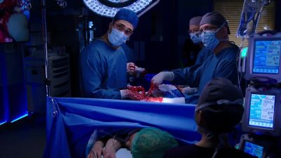 - Hold on.
His son died. - Chicago Med