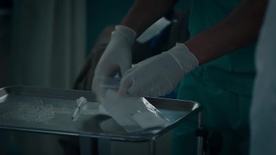 - Hold on, hold on.
- Here. - The Resident