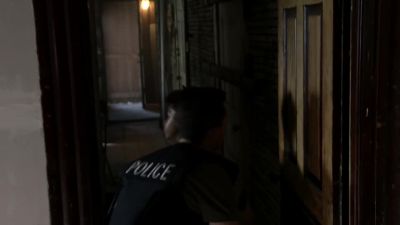Hold on, hold on.
Stay behind me. - Chicago P.D.