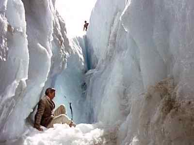 Hold on. I'll get you out. - Third Man on the Mountain