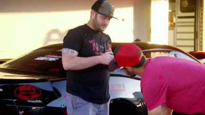 - Hold on, this might be my package.
- What'd you get? - Street Outlaws No Prep Kings Team Attack
