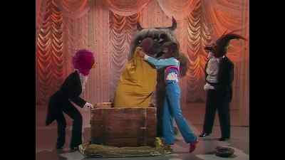 Hold on to the sack. Way up high. - The Muppet Show