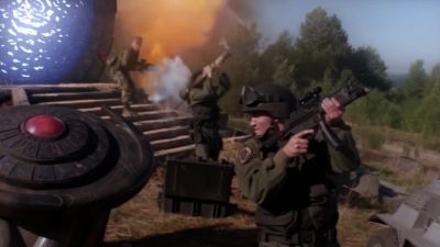 Hold positions. Greaves, you're with me. - Stargate SG-1