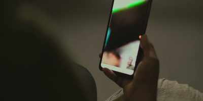 Hold it properly.
I can't see you well. Are you watching TV? - Crime Stories: India Detectives