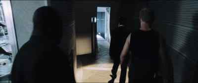Hold it right there. Hold it. - Minority Report