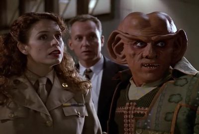 Hold it right there. - Star Trek: Deep Space Nine