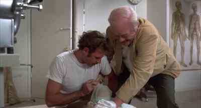 - Hold her still.
- No! No! - The Incredible 2-Headed Transplant