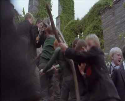 Hold them off the stairs. - War of the Buttons
