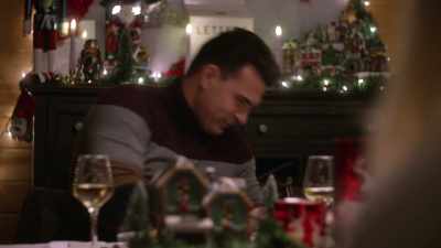 -Hold that thought.
-Oh, he's not convinced. - The Holiday Proposal Plan