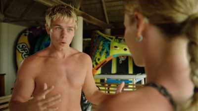 Hold, two, three, four. - Love in the Maldives