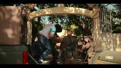 Hold up - - Narcos: Mexico