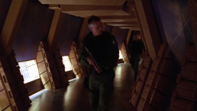 Hold up, sir.
There's a large party headed your way. - Stargate SG-1