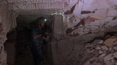 ..hollow sounding.
Over here...very dangerous. - Outback Opal Hunters