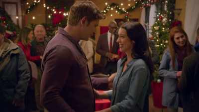 [Holly laughs] - A Sweet Christmas Romance