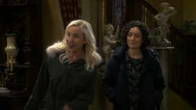 Holy cow.
This place has an elevator! - The Conners