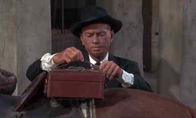 Hombres con pistolas... y Matt Weaver. - Invitation to a Gunfighter