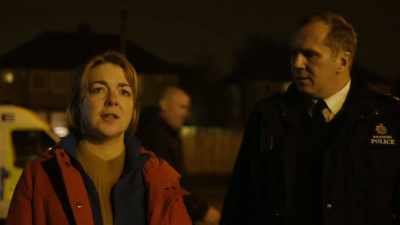 Homicide team?
It's a missing child, Kinchie. - The Moorside