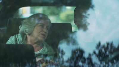 - Hon, you get fights in the best marriages.
- I'm not married to him, you know. - Just Friends