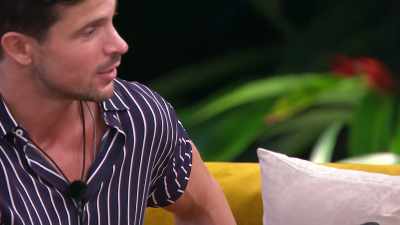 >> HONESTLY, I'M COMPLETELY
OPEN. - Love Island