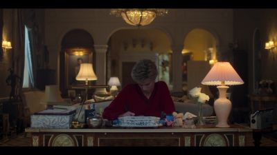 [honking continues] - The Crown