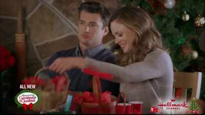 - Hope. Oh, right.
- [chuckles] - Check Inn to Christmas
