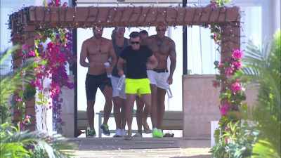 (HORN BLARING) - Love Island