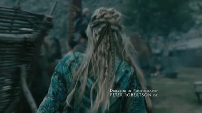 [horn continues blaring] - Vikings