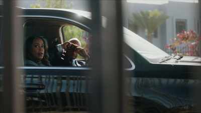 [ Horn honking,
dog barking in distance ] - The Rookie: Feds