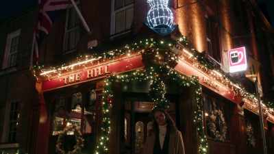 (horn honking) - Christmas in Notting Hill