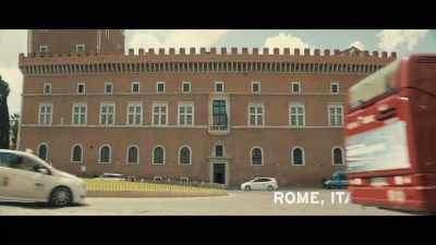 [horn honking] - Roadrunner: A Film About Anthony Bourdain